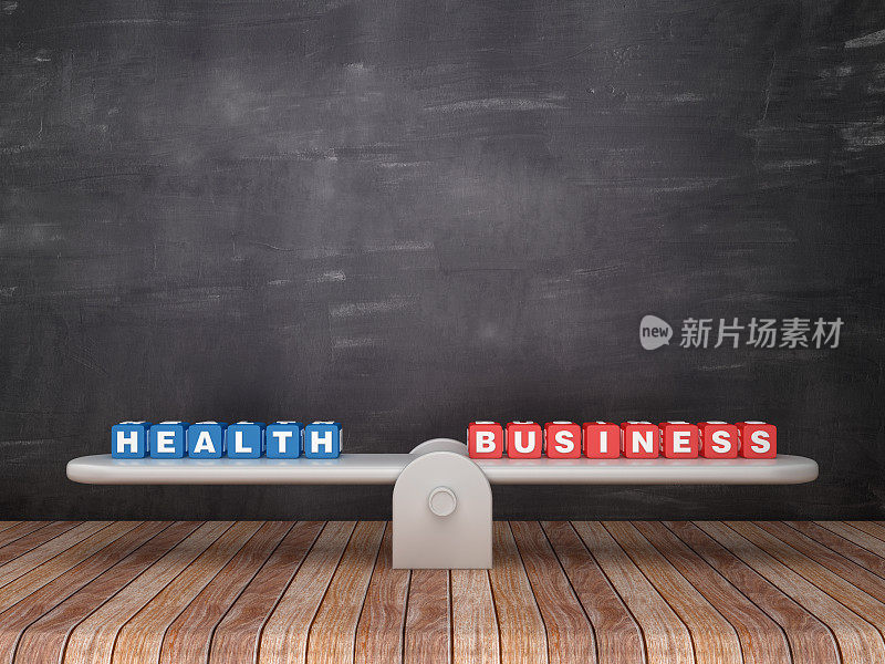 黑板背景上健康业务立方体的跷跷板比例- 3D渲染